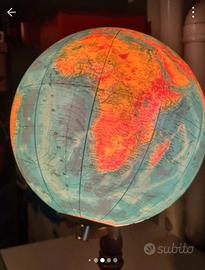 Mappamondo con luce