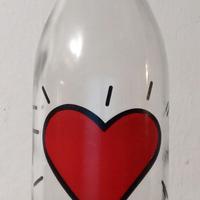 Bottiglia decorata con un grande cuore