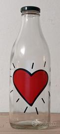 Bottiglia decorata con un grande cuore