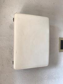 Armadietto dei medicinali in bachelite anni '60.