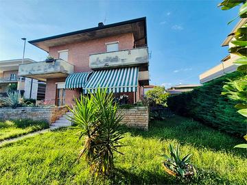 QUADRILOCALE IN BIFAMILIARE CON TAVERNA E GIARDINO