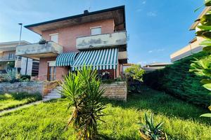 QUADRILOCALE IN BIFAMILIARE CON TAVERNA E GIARDINO
