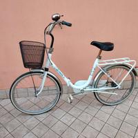 Bicicletta da 24 bianca è nera pieghevole con cest