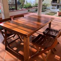 Tavolo in legno con sedie da esterno