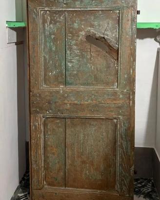 Vecchia porta in legno di castagno 