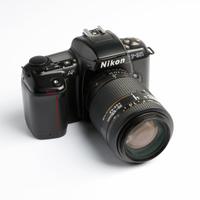 Nikon F-601 AF con un obiettivo 35-105mm.