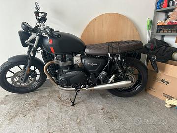 Triumph bonneville street twin