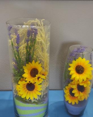 Vasi decorativi in vetro con composizione floreale