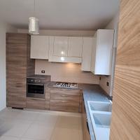 cucina completa di forno e lavastoviglie