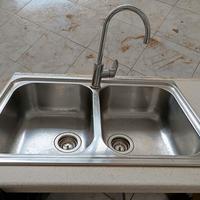 Lavello da cucina e rubinetto 