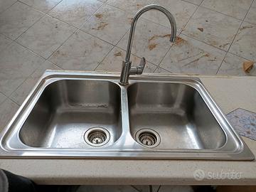 Lavello da cucina e rubinetto 