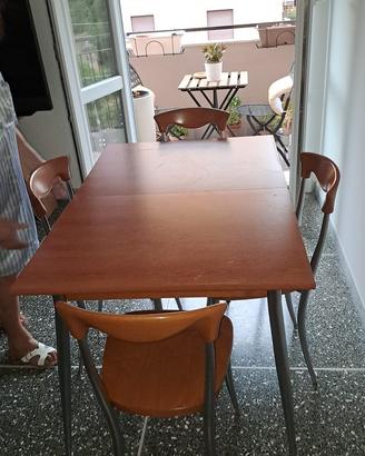 Tavolo con sedie da interno