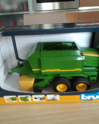 Bruder 02017 Imballatrice John Deere 