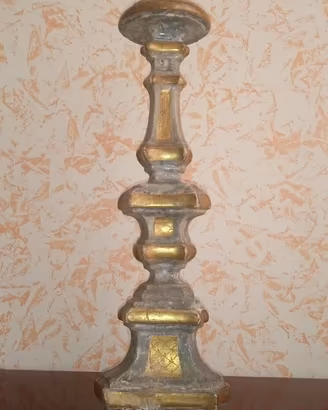 Candeliere antico in legno intagliato 1700