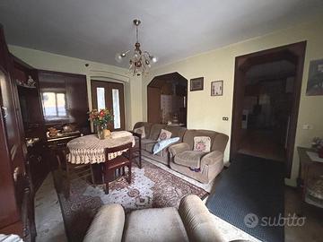 Porzione di casa con 2 unità abitative e box