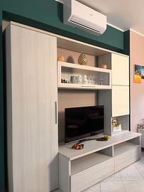 Parete attrezzata moderna con vano TV e vetrinetta