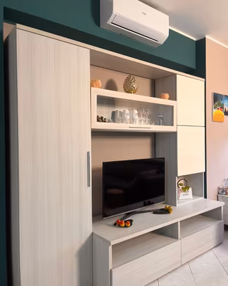 Parete attrezzata moderna con vano TV e vetrinetta
