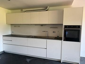 Cucina nuova con forno e lavastoviglia