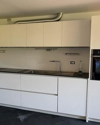 Cucina nuova con forno e lavastoviglia