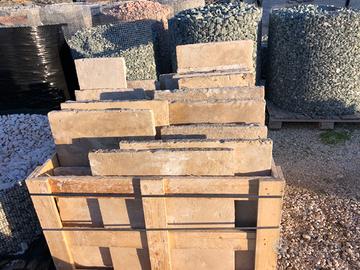 Bancali di basolato di recupero