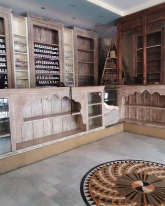 Arredo in legno massello intagliato a mano 