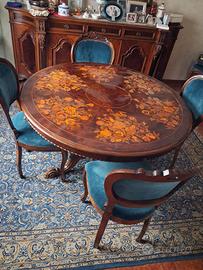 Tavolo con sedie stile antico