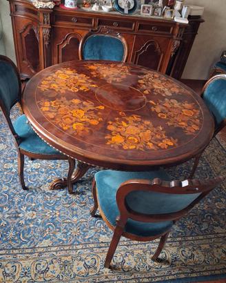 Tavolo con sedie stile antico