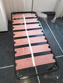 letto singolo con doghe in legno