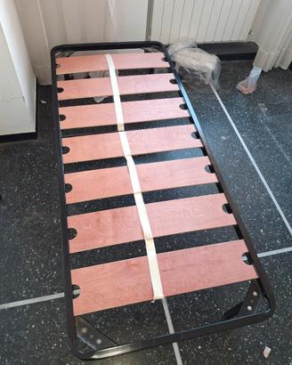 letto singolo con doghe in legno