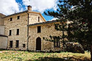 Casale nella roccia in Abruzzo