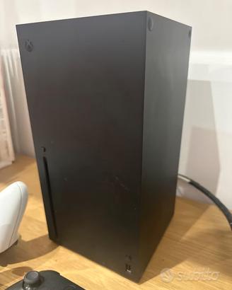 Xbox X 1 TB + 3 joystick + caricatore + Cuffie