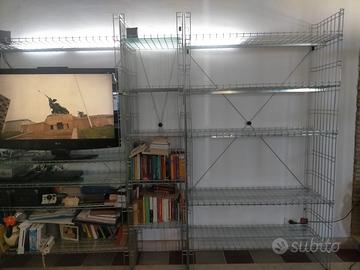 libreria in rete di acciaio