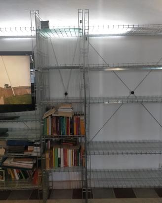 libreria in rete di acciaio