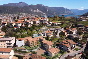 VILLA A SCHIERA A PARATICO