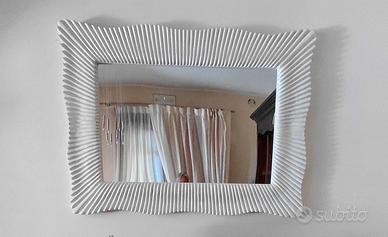 specchio con cornice bianca