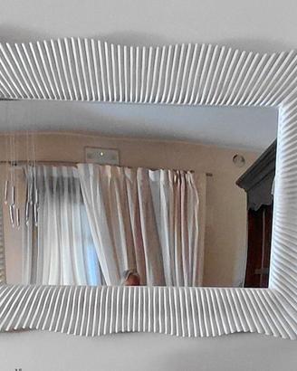 specchio con cornice bianca