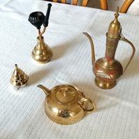 Set di oggetti vintage in ottone. 