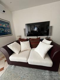 Divano due posti in ecopelle bordò