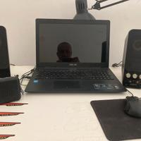 Notebook Asus con casse e tv