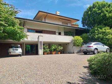 Villa di 578 m² con più di 5 locali e box auto dop