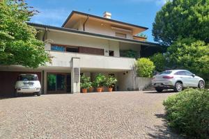 Villa di 578 m² con più di 5 locali e box auto dop