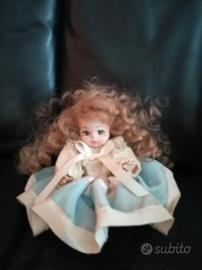 piccola bambola di porcellana