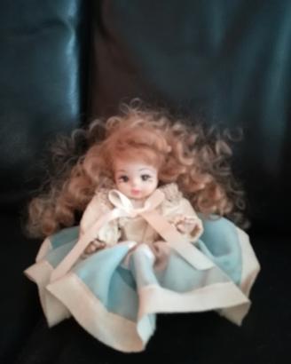 piccola bambola di porcellana