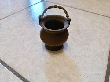 Miniatura antica brocca in ottone massiccio