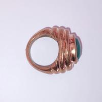 Anello in bronzo giallo con pietra cabochon 
