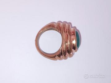 Anello in bronzo giallo con pietra cabochon 