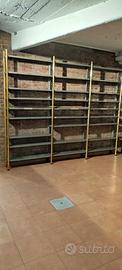 scaffale con montanti anteriori in ottone 