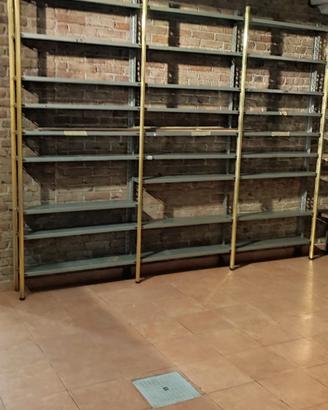 scaffale con montanti anteriori in ottone 