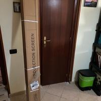 Schermo di proiezione con treppiede