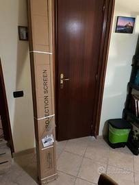 Schermo di proiezione con treppiede